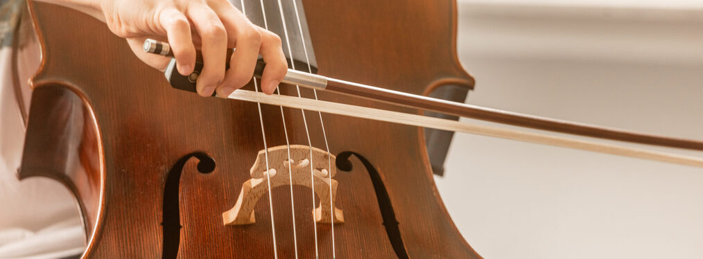 Kinder und Erwachsene machen Musik