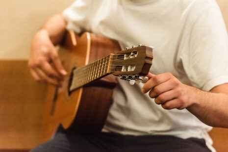 Junger Mann mit Gitarre