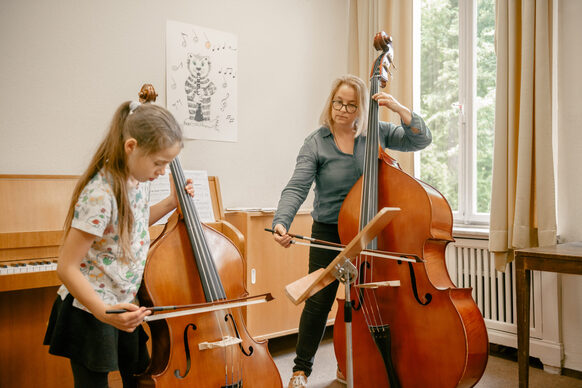 Zwei Personen spielen Cello