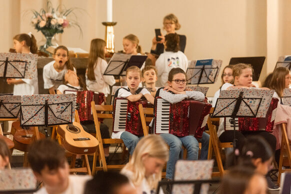 Mehrere Kinder halten Musikinstrumente in ihren Händen