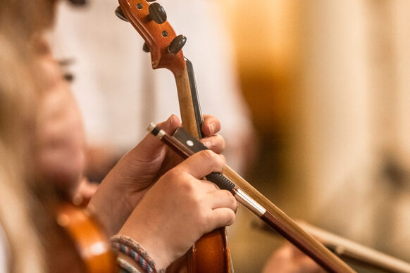 Hände halten eine Violine