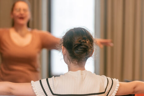 Une femme et un enfant font ensemble des exercices vocaux