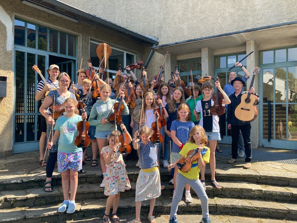 Eine Gruppe mit Musikinstrumenten in der Hand