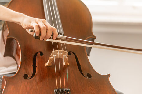 Kinder und Erwachsene machen Musik