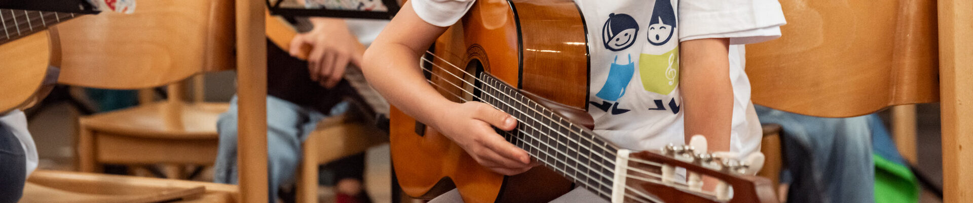 Kinder spielen Gitarre