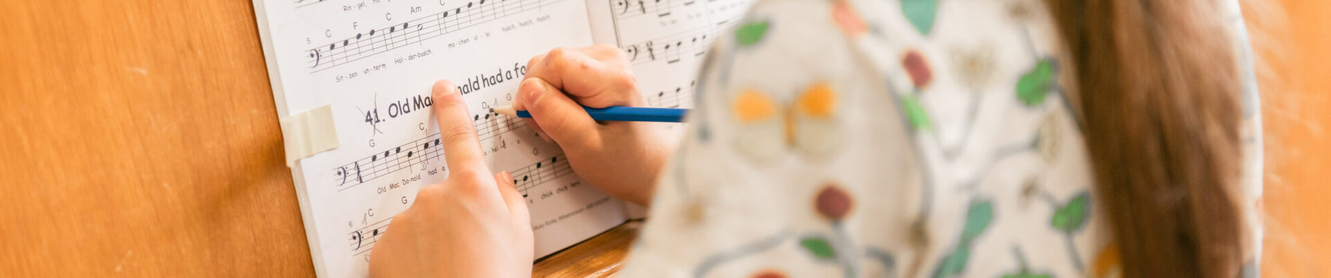 Kindergartenkinder singen in der Kirche