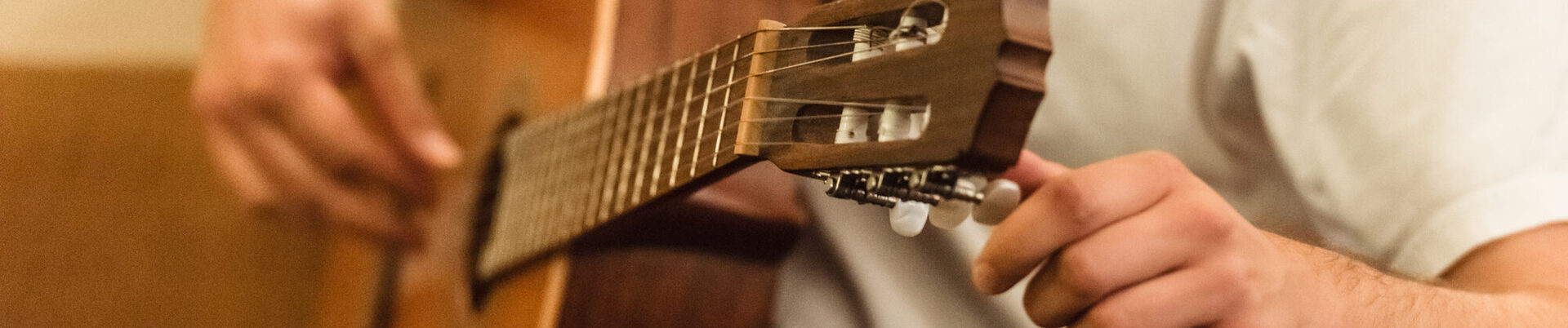 Junger Mann mit Gitarre