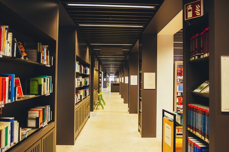 Книжные полки в городской библиотеке.
