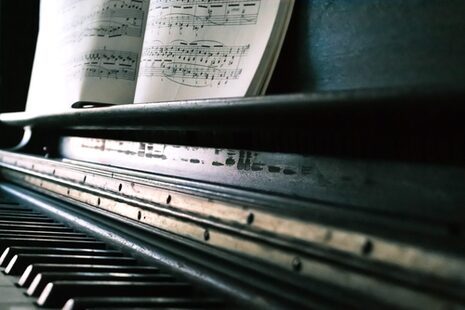 Vista della tastiera di un pianoforte verticale o a coda