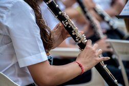 Nahaufnahme einer Person, die Oboe spielt