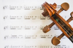 Eine-obenliegende-ansicht-der-violinenrolle-und-schnuere-auf-musikalischen-anmerkungen
